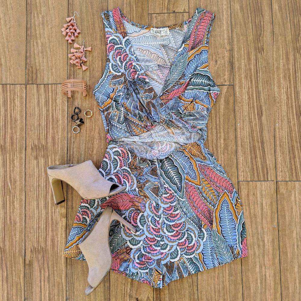 🌴Festive Modern Print Cut Out Wrap Romper - Small